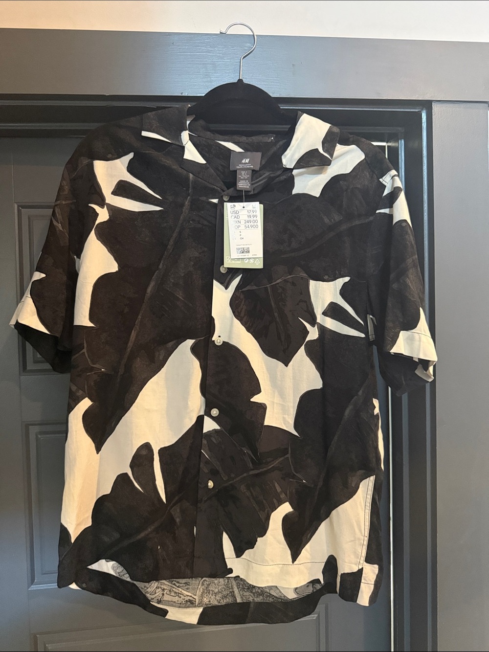H&M Black & White Tropical Leaf Short Sleeve Shirt